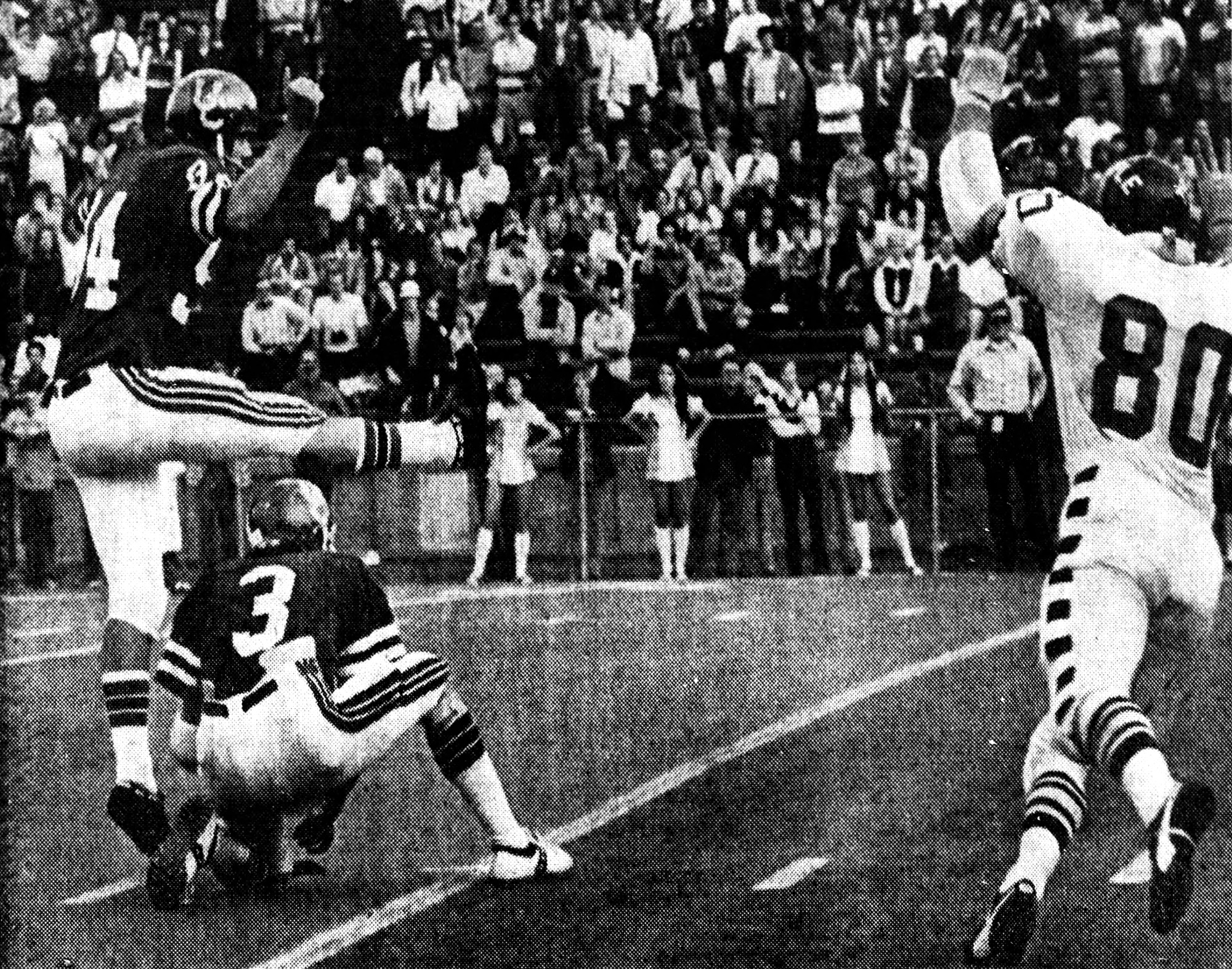  Bearcats kicker Dan Shepherd drills the game-winning field goal with 10 seconds remaining. [Enquirer] 